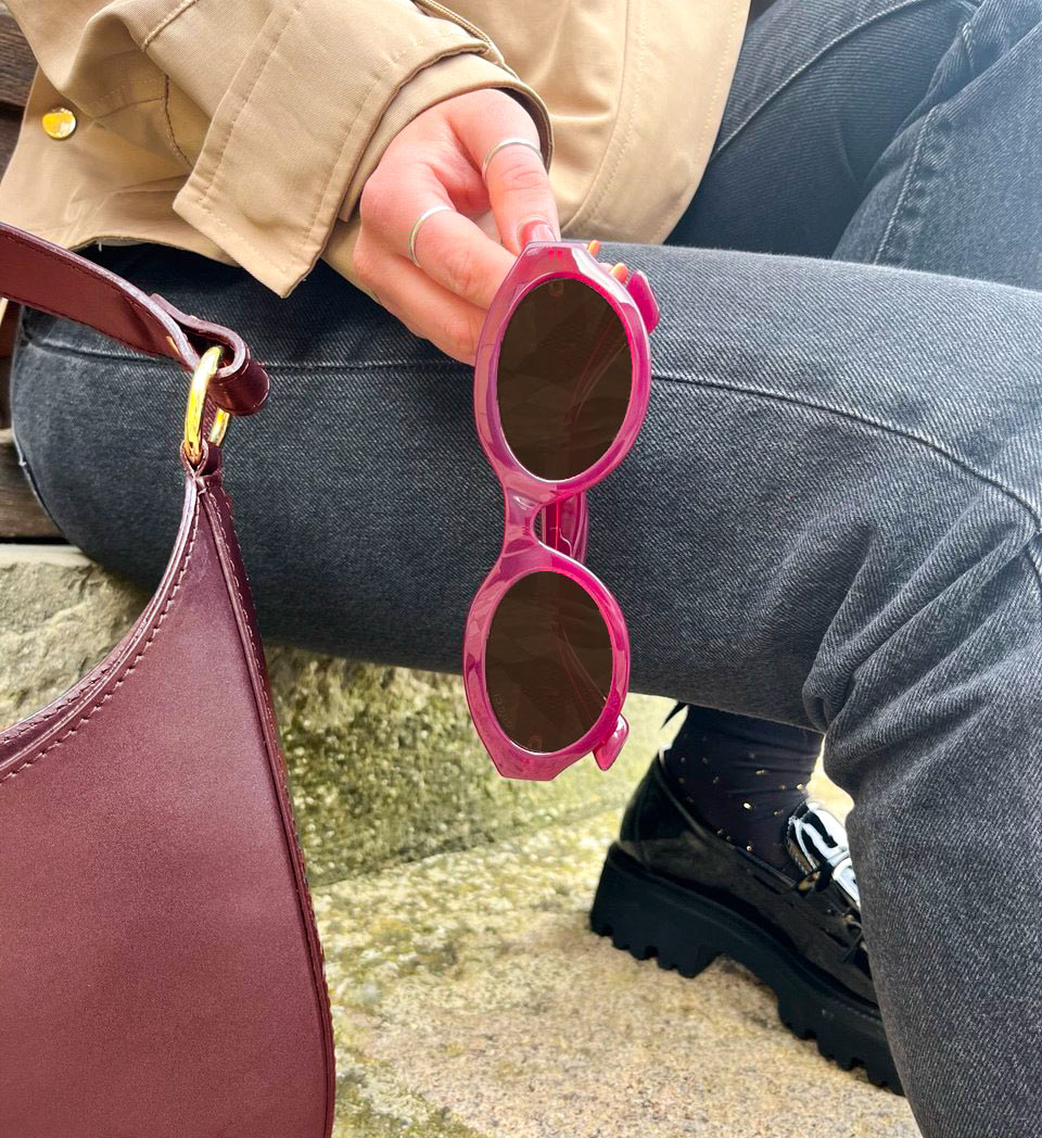 Burgundy shades, autumn days. 🍂🍷  #lookeronline #Burgundy #fashion #style #autumn #autumnvibes #fall #bag #accessories #sunglasses
