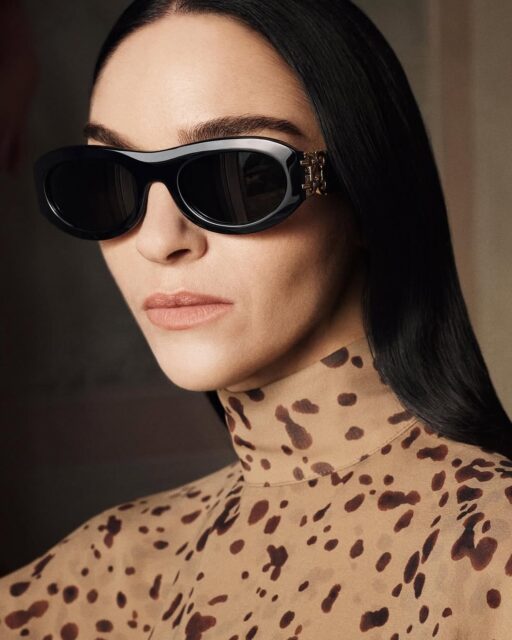 Ferragamo’s latest sunglasses embody refined elegance with a contemporary twist. Sleek contours meet sculptural details, while the signature Gancini accents elevate each frame with timeless sophistication. Discover the collection. #lookeronline #ferragamo #sunglasses #FerragamoFW25 #fashion #mariacarlaboscono #stylesunglasses #newcollection